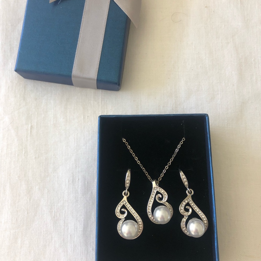 Silver and pearl jewelry set